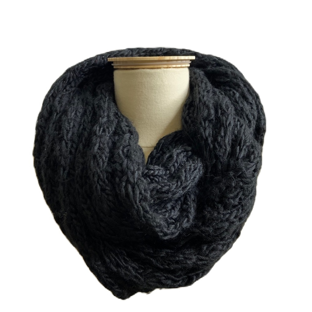 BLACK INFINITY CABLE KNIT SCARF